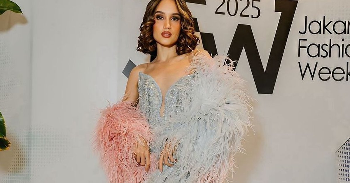Tampilan Elegan Cinta Laura di JFW 2025, Gaunnya Desain Ivan Gunawan!